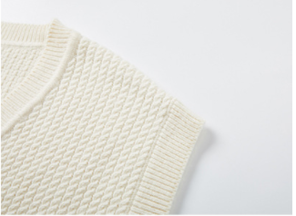 Chaleco Blanco Minimalista sin Mangas - Image 8