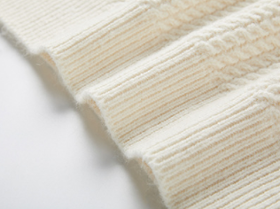 Chaleco Blanco Minimalista sin Mangas - Image 6