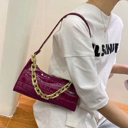 Bolso Bandolera con Cadena y Diseño Baguette Axilar - Image 17