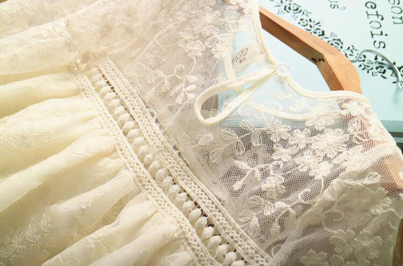 Vestido Princesa Niña con Encaje Calado y Cuello Redondo