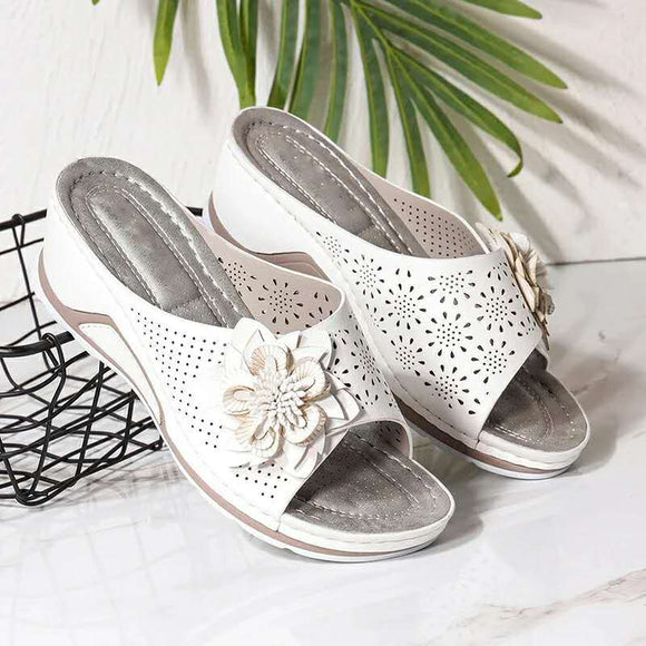 Sandalias Retro con Flores Caladas y Plataforma Elevadora