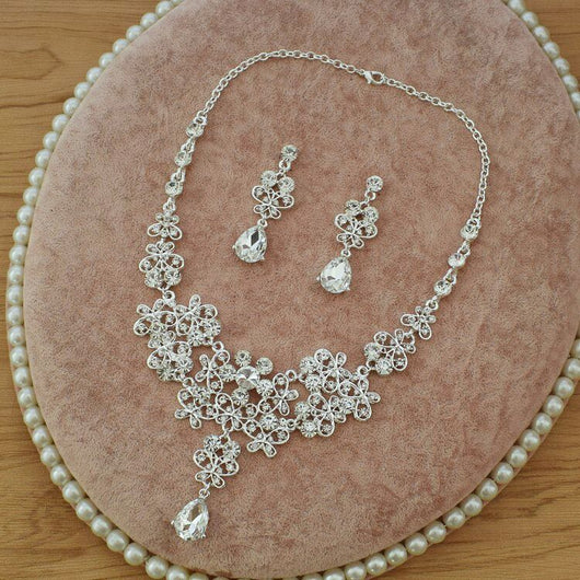Collar Mariposa de Tres Piezas con Colgante Delicado - Image 2