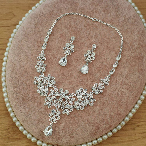 Collar Mariposa de Tres Piezas con Colgante Delicado