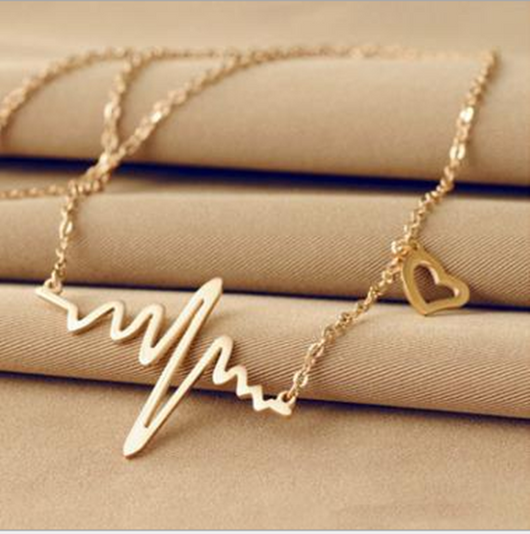 Collar Corazón de Acero Titanio con Cadena Dorada y Colgante Pulsador de Latido - Image 5