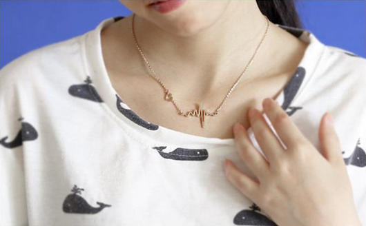 Collar Corazón de Acero Titanio con Cadena Dorada y Colgante Pulsador de Latido - Image 3