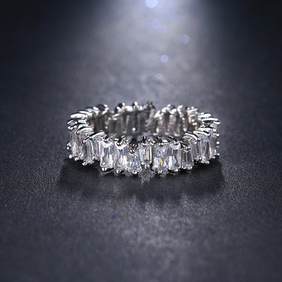 Anillo de Circonita Elegante para Mujer - Joyería Minimalista y Sofisticada
