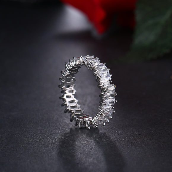 Anillo de Circonita Elegante para Mujer - Joyería Minimalista y Sofisticada