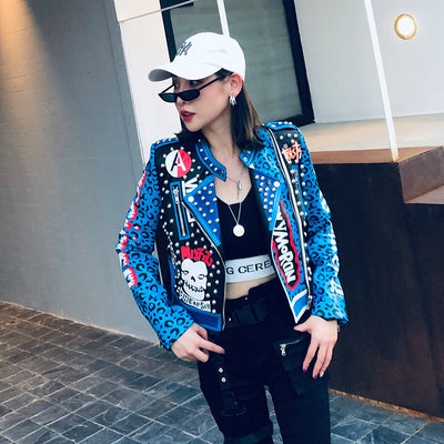 Chaqueta de Cuero Slim Cropped con Estampado Graffiti y Remaches - Image 8