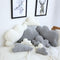 Almohada Nube Suave Gris y Blanca - Peluche Decorativo para Bebé y Habitación Infantil