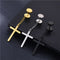 Aretes de Acero Titanio con Dije Pesa Cruzada para Hombre