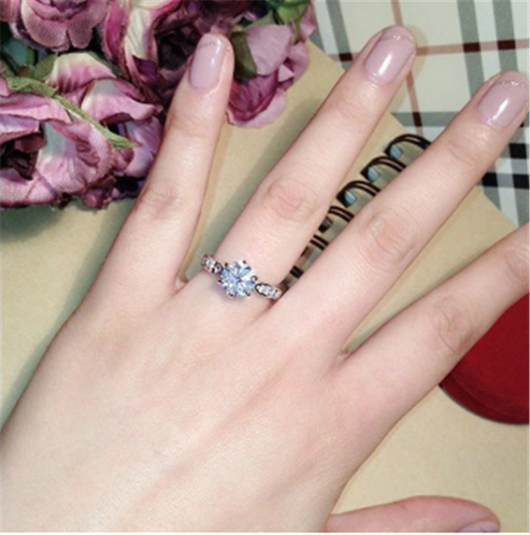 Anillo de Diamante Oro Rosado con Seis Garras - Alianza de Boda Clásica - Image 12