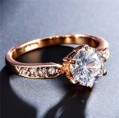 Anillo de Diamante Oro Rosado con Seis Garras - Alianza de Boda Clásica - Image 6