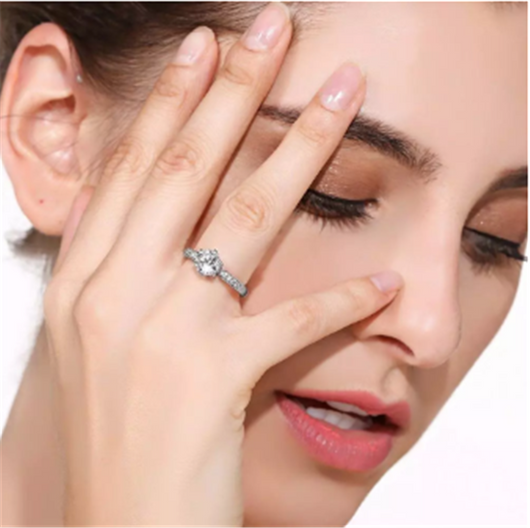 Anillo de Diamante Oro Rosado con Seis Garras - Alianza de Boda Clásica - Image 4