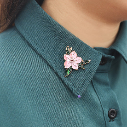 Broche Flor de Cerezo Esmaltado Elegante - Accesorio Minimalista de Estilo Nacional - Image 9
