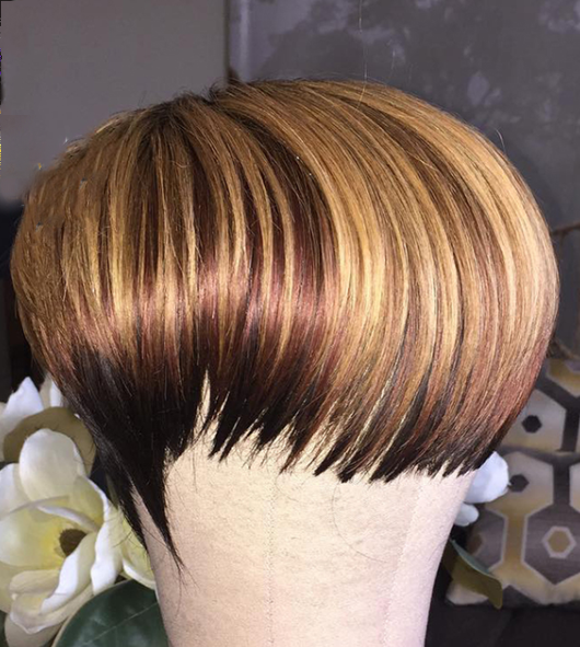 Peluca Bob Castaña Corta con Flequillo y Cabello Liso - Image 3