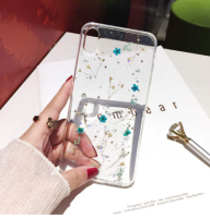 Funda para celular con flores secas en resina epoxi - Image 8