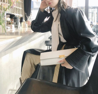 Bolso Baguette de Cuero Suave con Detalles Texturizados