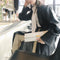 Bolso Baguette de Cuero Suave con Detalles Texturizados