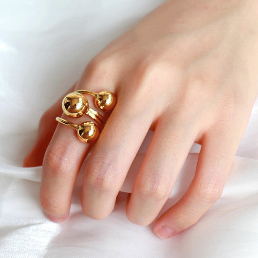 Anillo Órbita Cósmica de Oro con Esfera Brillante