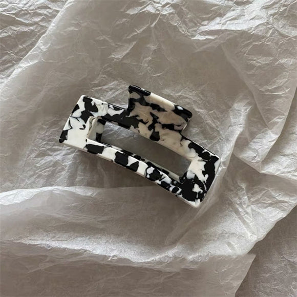 Piranha Retrô de Acetato Chaifu Studio F63 - Design Preto e Branco com Temperamento Vintage