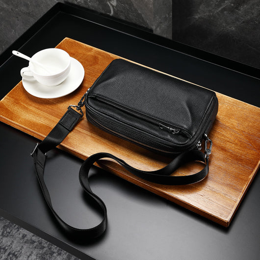 Bolsa Cruzada de Cuero para Hombre con Diseño Asimétrico - Image 4