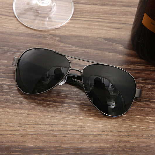 Set de Regalo Ejecutivo para Hombre: Reloj, Bolígrafo, Gafas de Sol y Llavero - Image 9