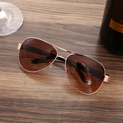 Set de Regalo Ejecutivo para Hombre: Reloj, Bolígrafo, Gafas de Sol y Llavero - Image 4