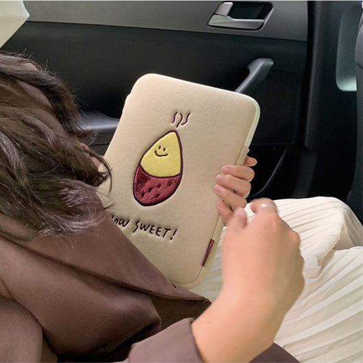 Bolsa Multifuncional para iPad y Laptop con Bordado de Camote Asado - Image 12