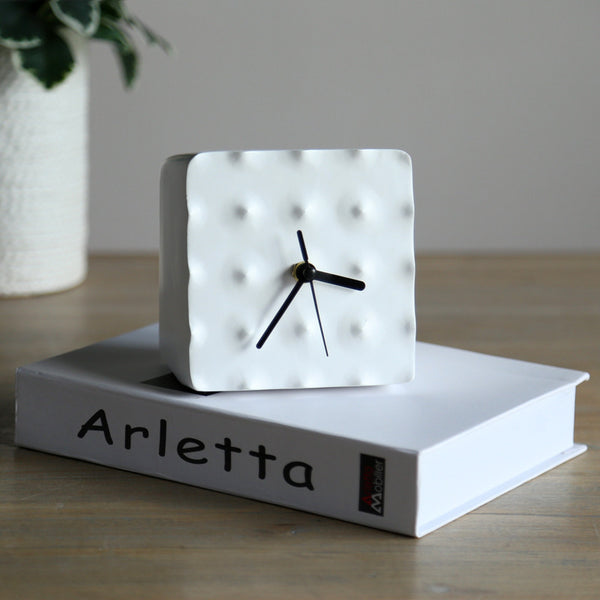 Reloj de Pared Nórdico Minimalista - Adorno Decorativo Cuadrado en Resina