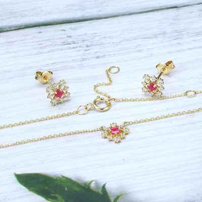 Conjunto de Aretes y Collar Geométrico Princesa con Rubí Cuadrado Calado - Image 8
