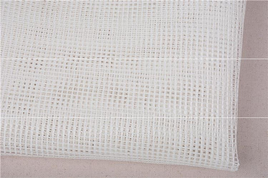 Tapete Tejido Crochet Blanco con Segmentos de Lana Punto de Cruz - Image 6