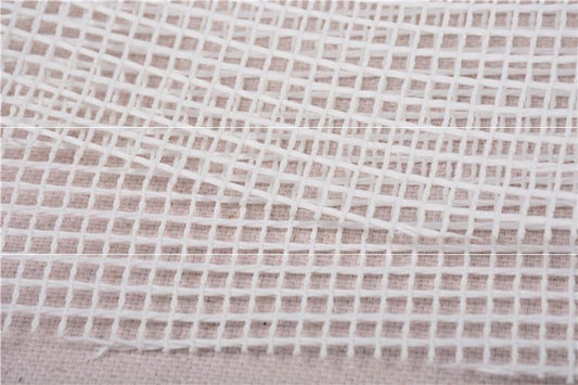 Tapete Tejido Crochet Blanco con Segmentos de Lana Punto de Cruz