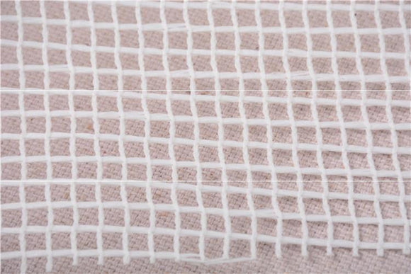 Tapete Tejido Crochet Blanco con Segmentos de Lana Punto de Cruz