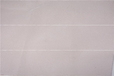 Tapete Tejido Crochet Blanco con Segmentos de Lana Punto de Cruz - Image 4
