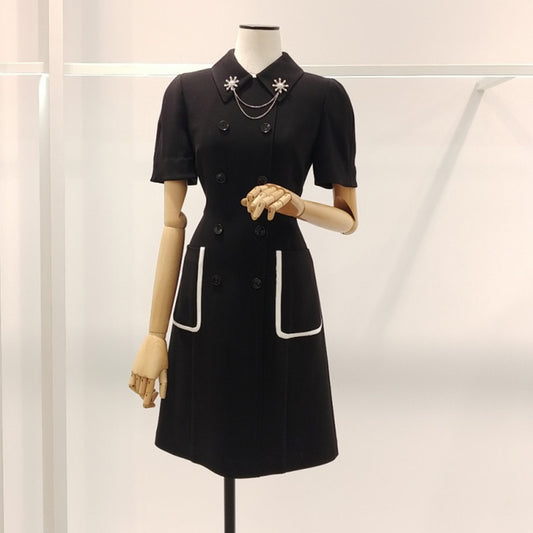 Vestido Coreano Contraste Negro y Blanco con Cuello Muñeca y Doble Botonadura