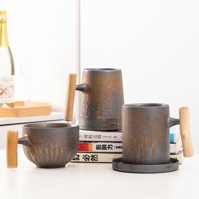 Taza de Café Estilo Japonés con Acabado Dorado y Asa de Madera