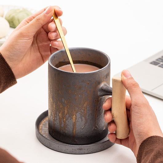 Taza de Café Estilo Japonés con Acabado Dorado y Asa de Madera - Image 3