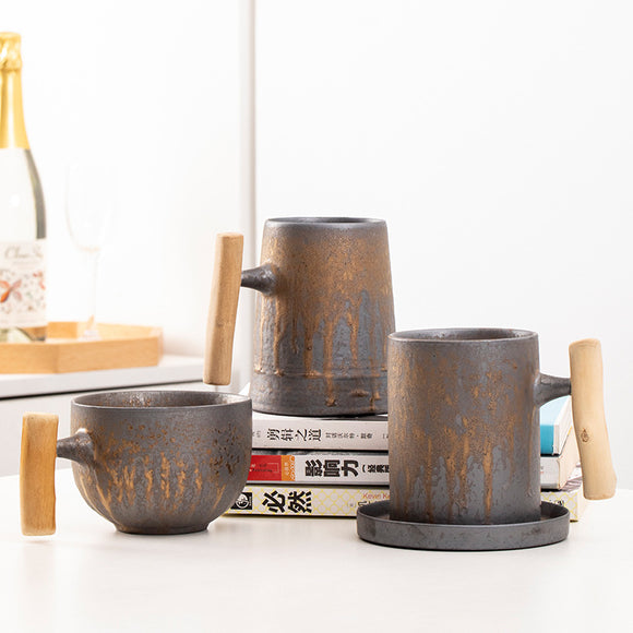 Taza de Café Estilo Japonés con Acabado Dorado y Asa de Madera