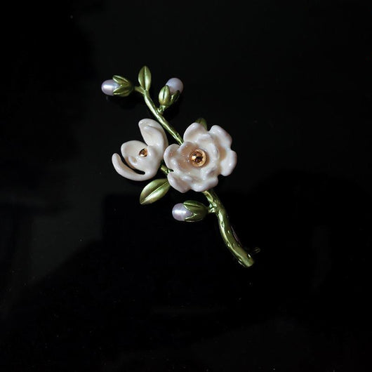Broche Magnolia Blanca - Joya Retro Elegante con Mensaje de Heroína - Image 6