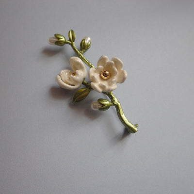 Broche Magnolia Blanca - Joya Retro Elegante con Mensaje de Heroína - Image 9