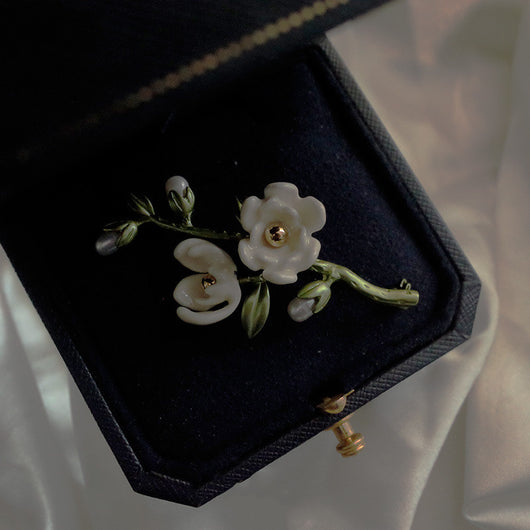Broche Magnolia Blanca - Joya Retro Elegante con Mensaje de Heroína - Image 10