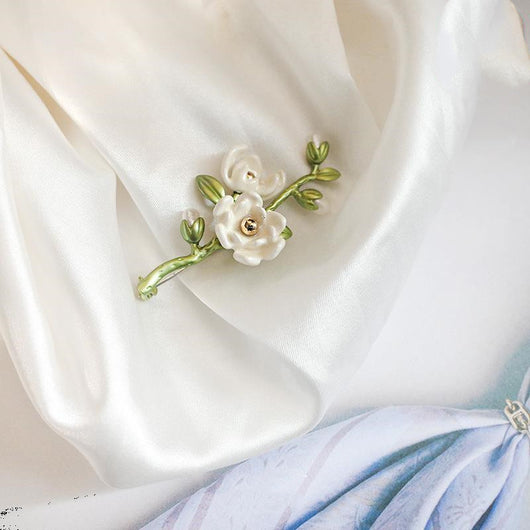 Broche Magnolia Blanca - Joya Retro Elegante con Mensaje de Heroína - Image 2