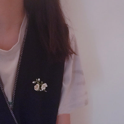 Broche Magnolia Blanca - Joya Retro Elegante con Mensaje de Heroína - Image 3