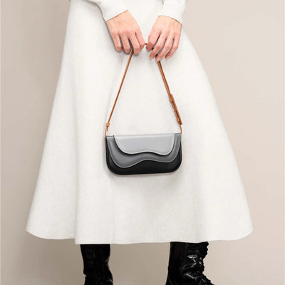 Bolso de Hombro Irregular con Patrón de Onda Multicapa y Detalles en Contraste - Image 14