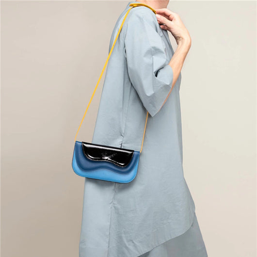 Bolso de Hombro Irregular con Patrón de Onda Multicapa y Detalles en Contraste - Image 17