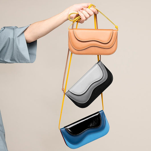 Bolso de Hombro Irregular con Patrón de Onda Multicapa y Detalles en Contraste - Image 2