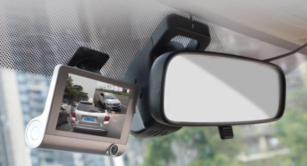 Grabadora Dashcam 360° Panorámica con Tres Cámaras y Pantalla 4 Pulgadas