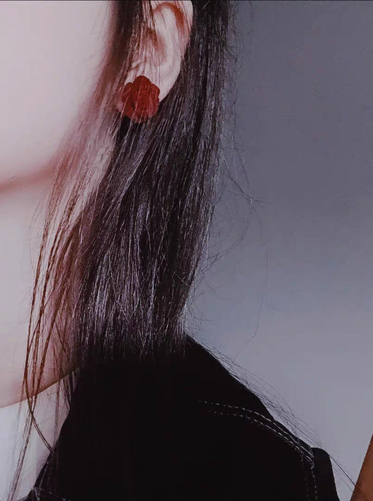 Aretes de Terciopelo Rojo con Flor Rosa - Clip Retro Elegante - Image 2