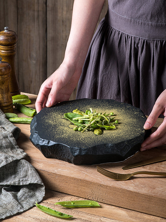 Plato de Cerámica Gourmet con Diseño Geométrico Dorado - Vajilla Premium para Presentación - Image 2