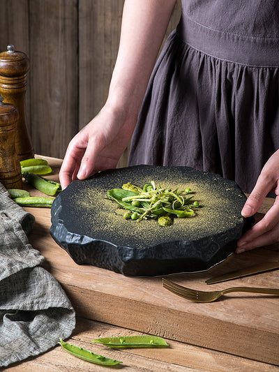 Plato de Cerámica Gourmet con Diseño Geométrico Dorado - Vajilla Premium para Presentación - Image 2